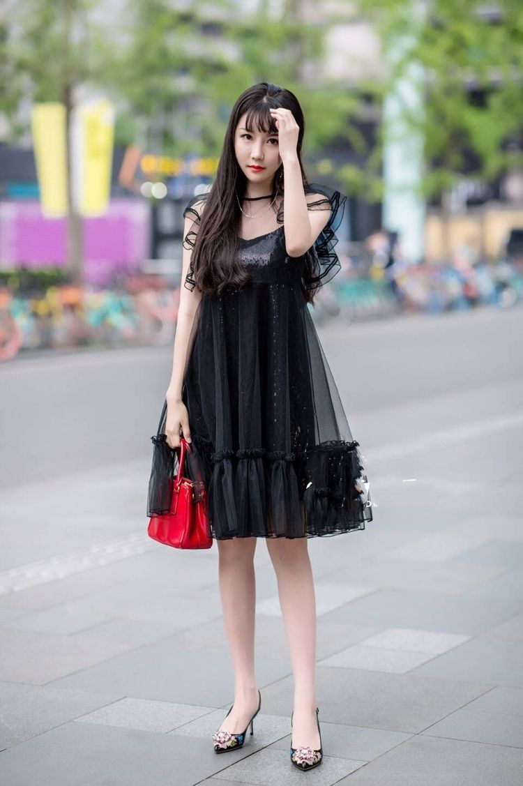 小姐姐|街拍:小姐姐清爽的连衣裙简洁大方,很有淑女风的感觉