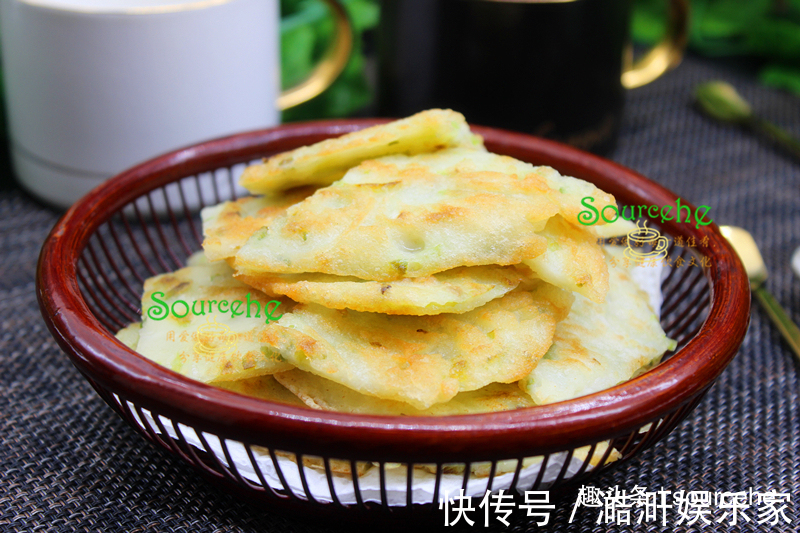 平底锅|此面食不用揉面,煎得香喷喷,外焦里软,一口一块,停不下来