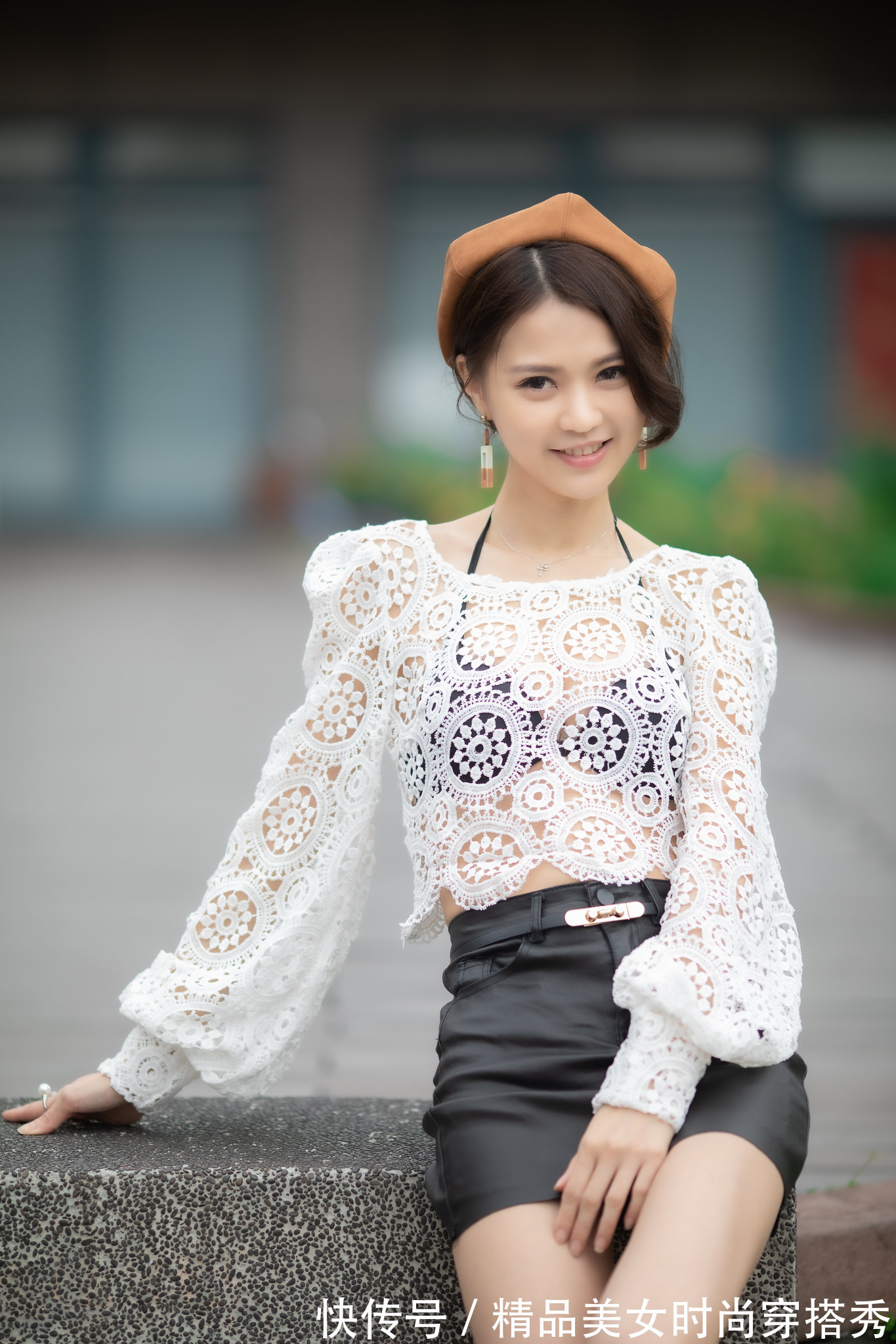 短裤裙|白色钩花蕾丝罩衫搭配西装短裤裙,惊艳绝伦,诠释靓女风韵