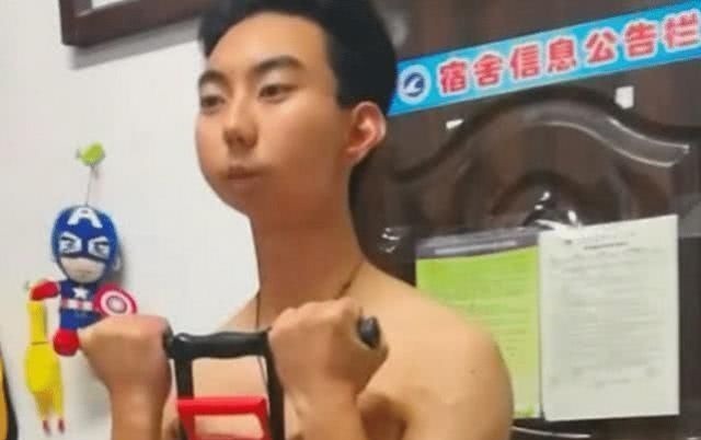 朵进|“肌肉男生受欢迎，前提得是你不丑，长得像土拨鼠就别健身了”