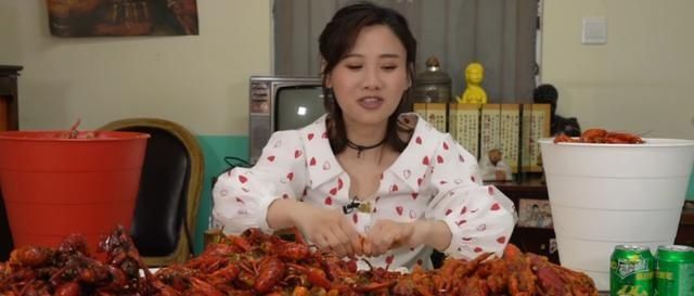 店老板|密子君挑战90斤“龙虾”,中途被店老板揭穿,网友:吃不起别装!