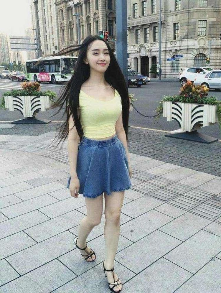 美女|街拍美女,夏日清凉穿搭是首选,美女搭配出的气质非凡