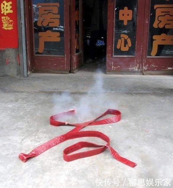 |幽默笑话前几天在小区捡了一部手机,打开一看……