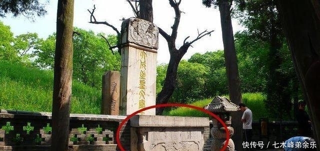 孔墓|康熙祭拜孔墓, 盯着墓碑久久不跪, 孔子后人遮住一字, 康熙才跪下