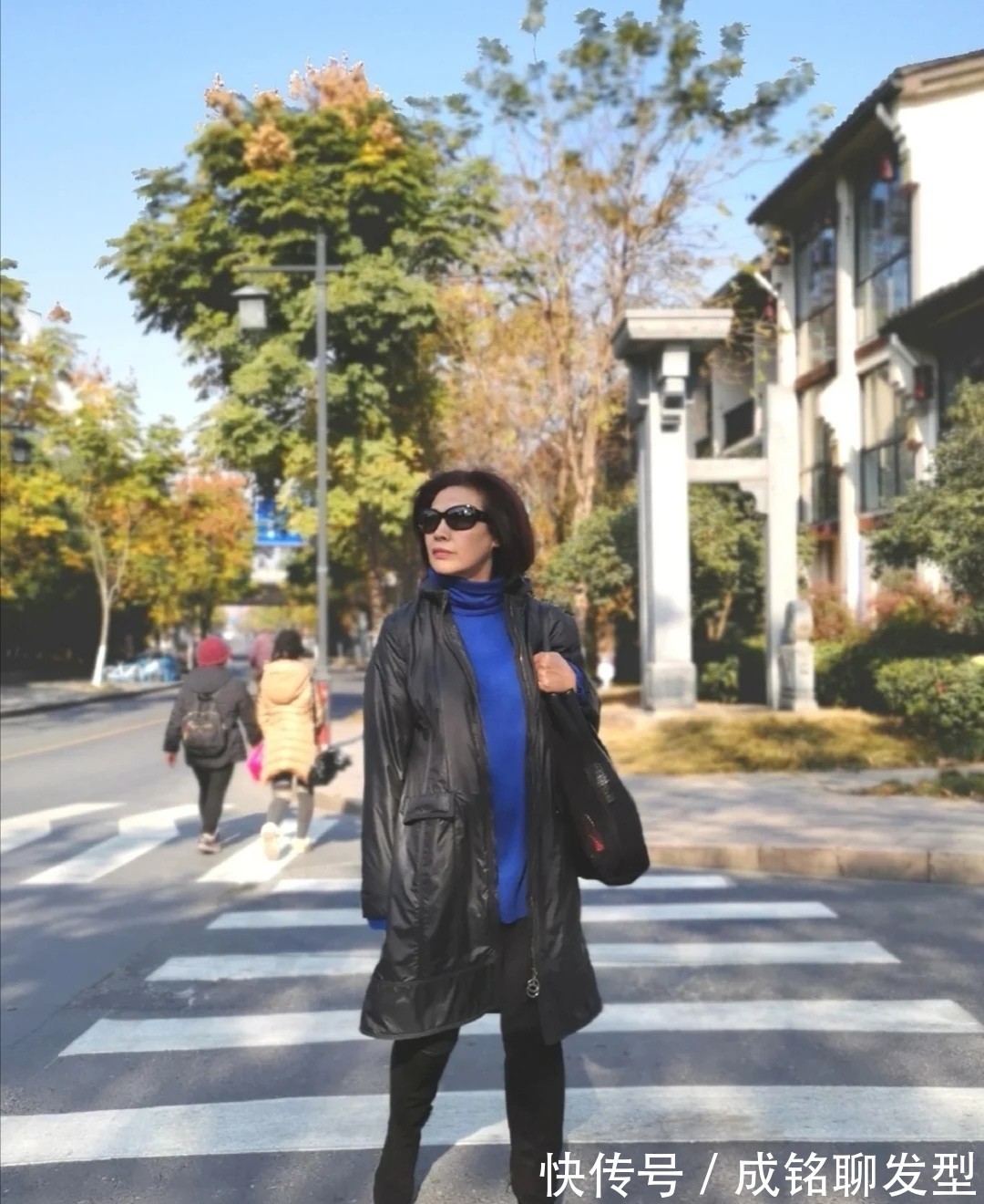 气质|既然已经不年轻,那就穿得大气点,五六十岁这样穿,显气质又减龄