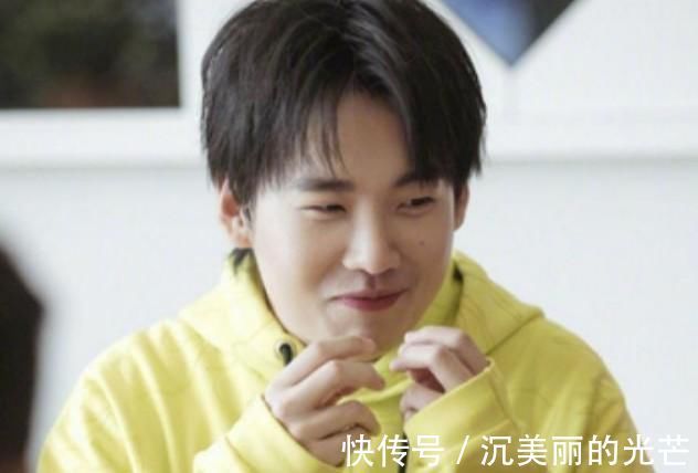 李晨晒出《跑男》合照，有谁注意郭麒麟的脚，比五位女嘉宾还亮眼