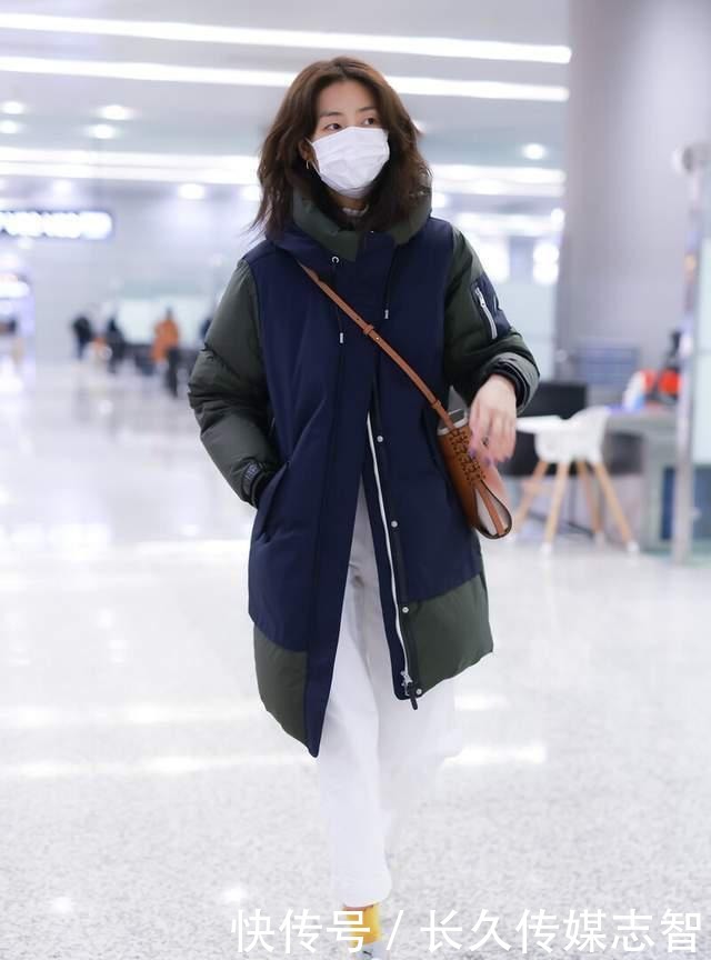 白裤|大表姐刘雯真有范,穿撞色棉衣配小白裤时髦干练,机场也能当秀场