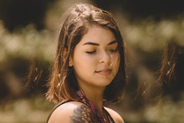 婆媳之间|“我月薪三万,给一万给我妈养老,有错吗”“她没养过我”