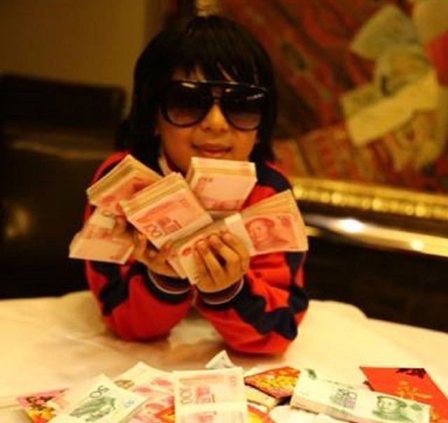 那個(gè)“寧愿坐在寶馬里哭”的拜金女,10年過去了,她現(xiàn)在笑了嗎