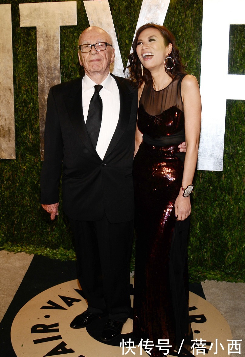 卷发|邓文迪换了个卷发洋气太多,穿亮片连衣裙真美,好身材大婶辈少见