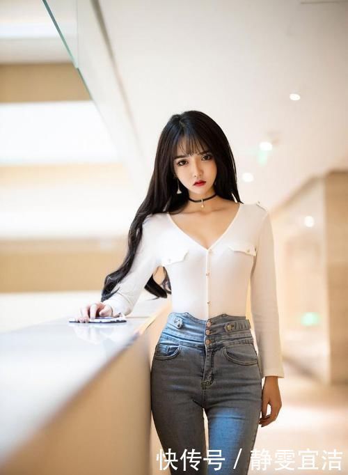 破洞牛仔裤|身材超苗条的妹子,简单穿搭紧身牛仔裤,这才是真正的牛仔裤小姐姐