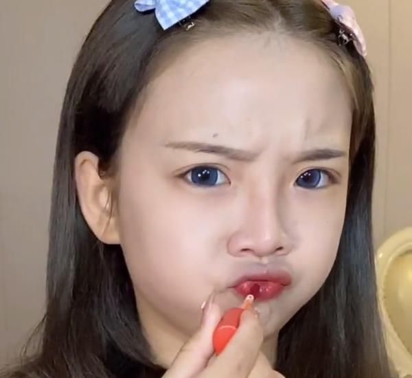 女学生化了款伪素颜妆容后，给人感觉颜值瞬间提升，男生：也太可爱了吧