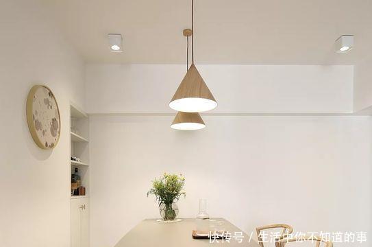 沙发|老公硬在沙发墙上凿个“窗户”马桶上方打柜子,完工后我懵了