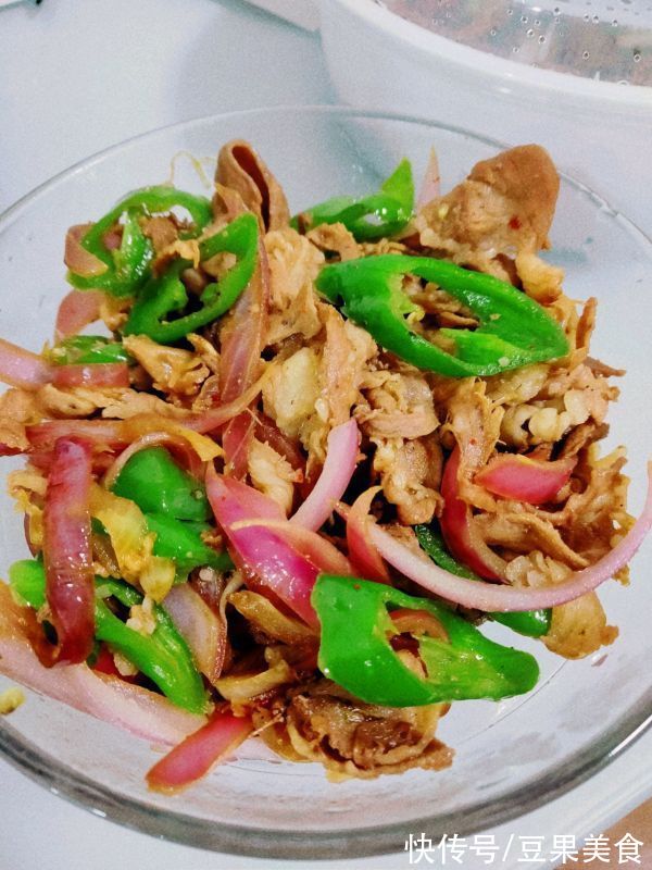 我经常做洋葱羊肉片，家人都爱吃，婆婆夸我聪明又贤惠