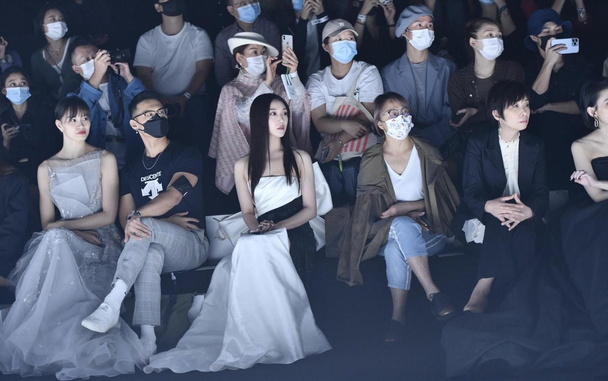 裙摆|菅纫姿有颜有腰又会穿，一袭黑白拼接礼服华丽高贵，美得惊艳