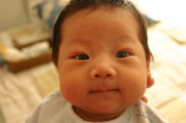 皮肤|国产“黑人宝宝”火了,宝妈生下天生黑皮,宝爸:怀疑生了个矿工