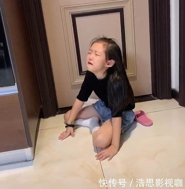 妈妈|妹妹要和哥哥一起睡,被哥哥“无情”丢出房间,妹妹崩溃笑翻妈妈