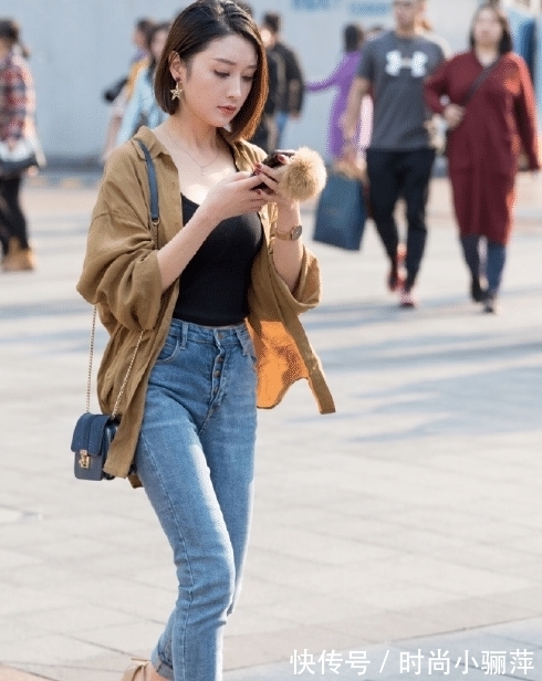 短发女孩|短发的气质女孩,耳坠让她更迷人,不愧是都市丽人