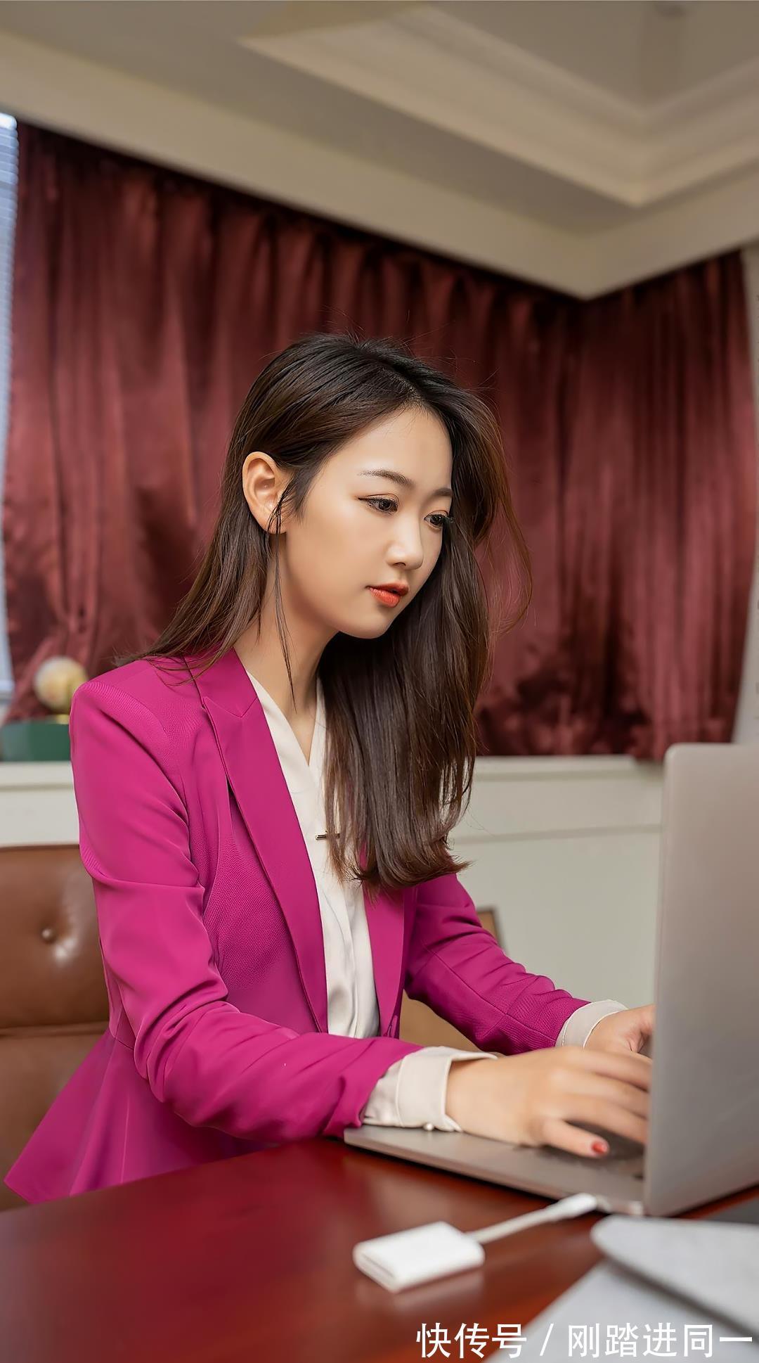 穿搭|美女办公室穿搭,包臀裙与肉丝激情碰撞,穿出了OL制服的灵魂,让人神魂颠倒