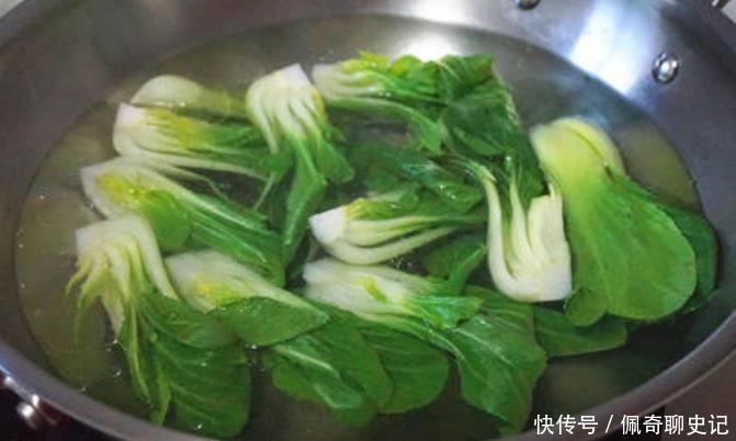 青菜|炒青菜,最忌洗了就下锅炒!做好3点,青菜鲜嫩翠绿,像饭店炒的