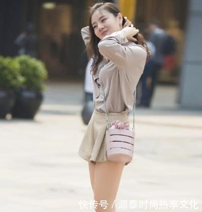 百褶裤 美女衬衫搭配百褶裤,肉色打底裤,显瘦还腿长!