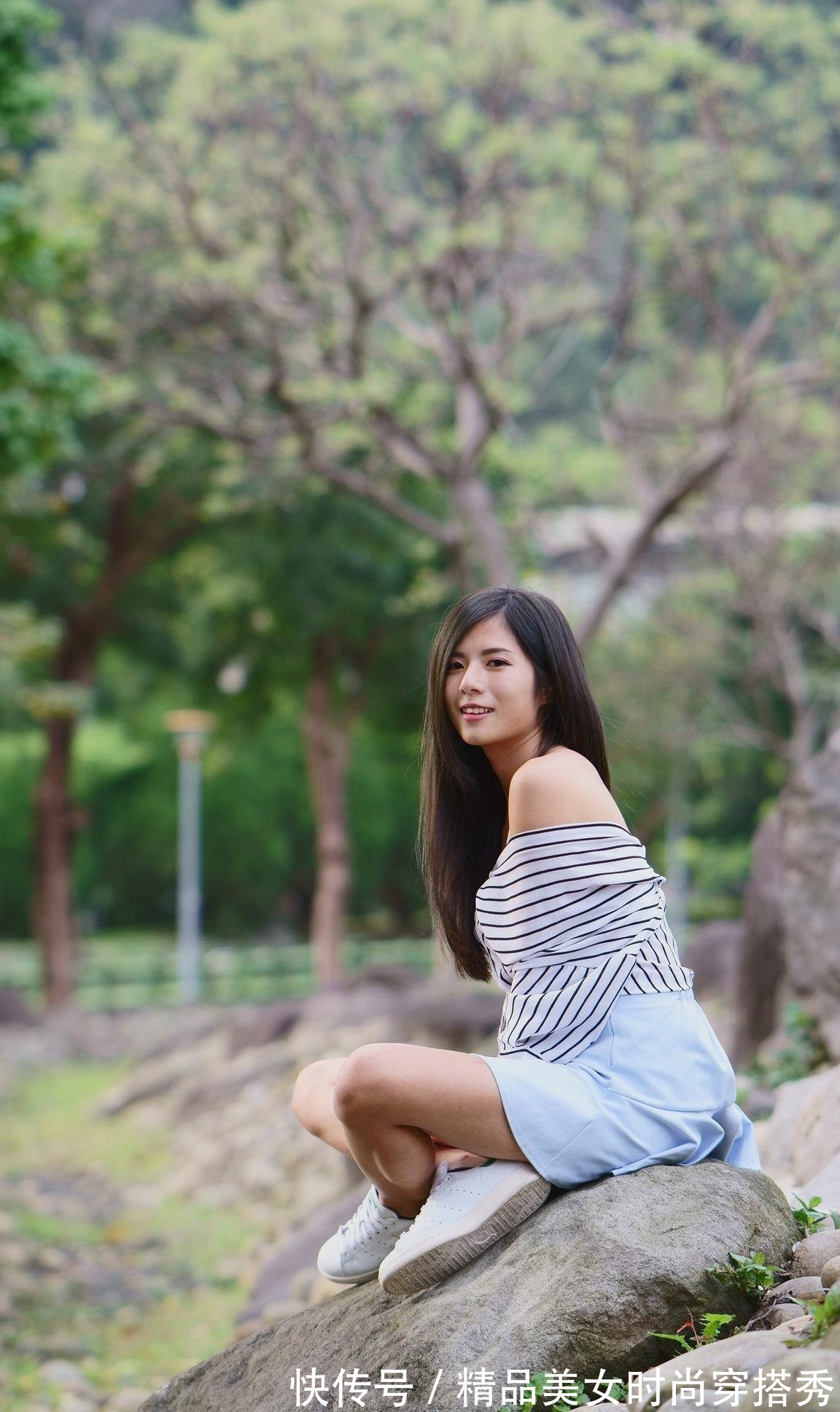 版型|条纹衬衫简约又不失优雅的版型搭配蓝色的短裙,优雅范十足