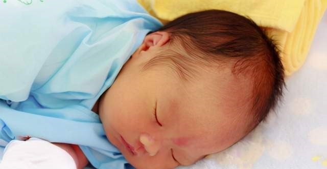 女儿|妈妈晒女儿的婴儿照和5岁近照,网友难以淡定:这真是同一个娃吗