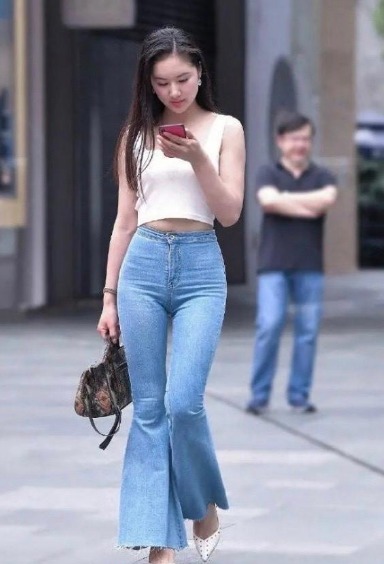 身材 T恤搭配牛仔裤,美丽的身材脱颖而出,展现出十足的魅力