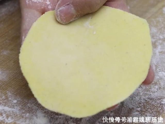 玉米面|玉米面这样做好看又好吃,开水一烫,10分钟一锅,营养又解馋
