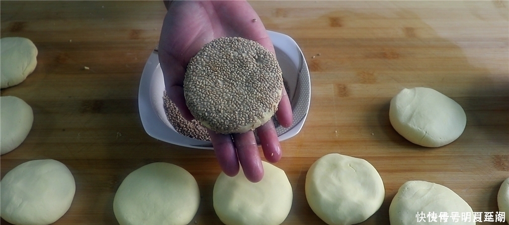 糯米粉换个做法真好吃，外酥里软不粘牙，比油炸糕还简单