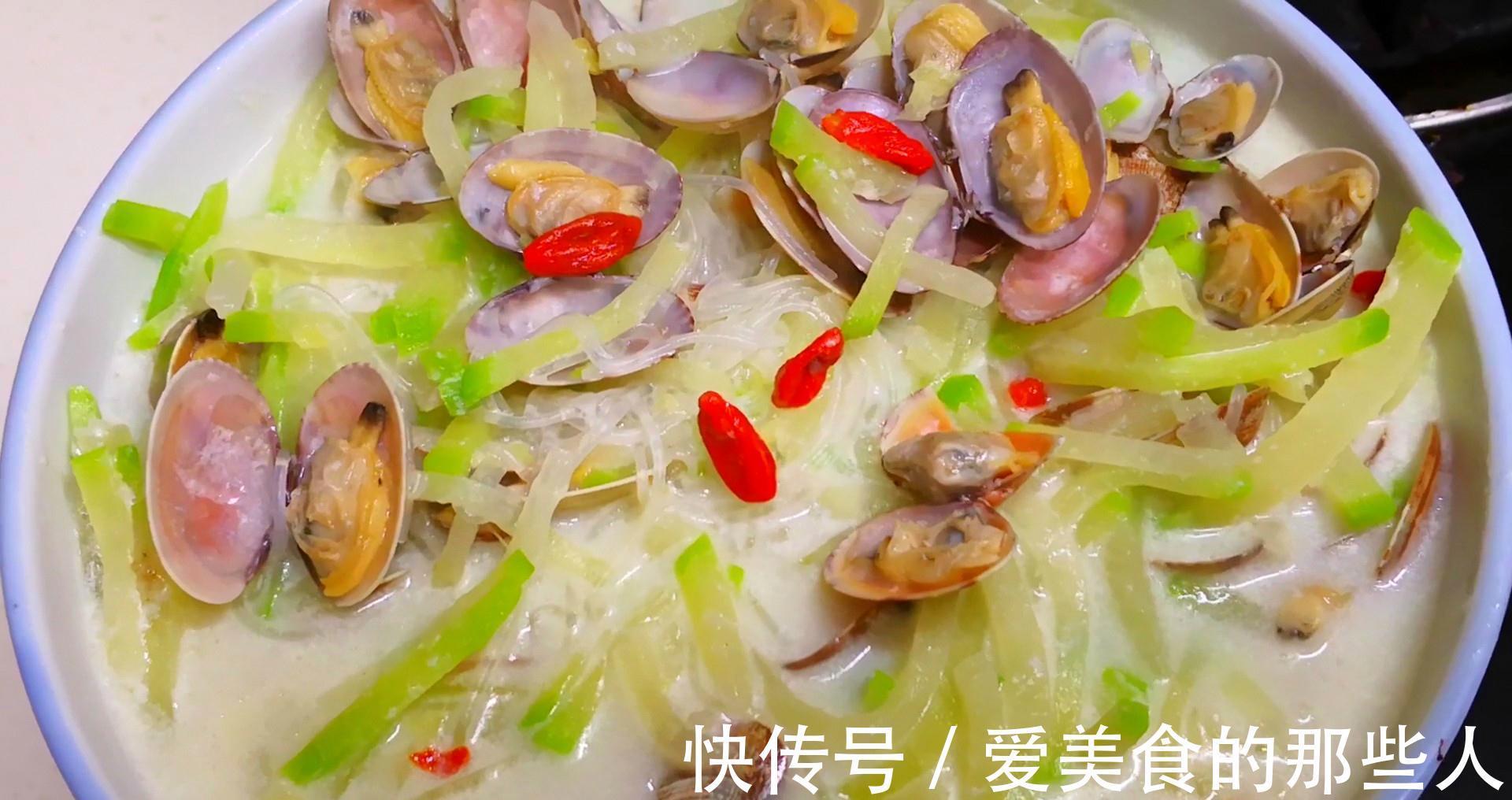 天冷了，多给家人做这汤，汤汁浓白营养足，热乎乎一大锅，太香了