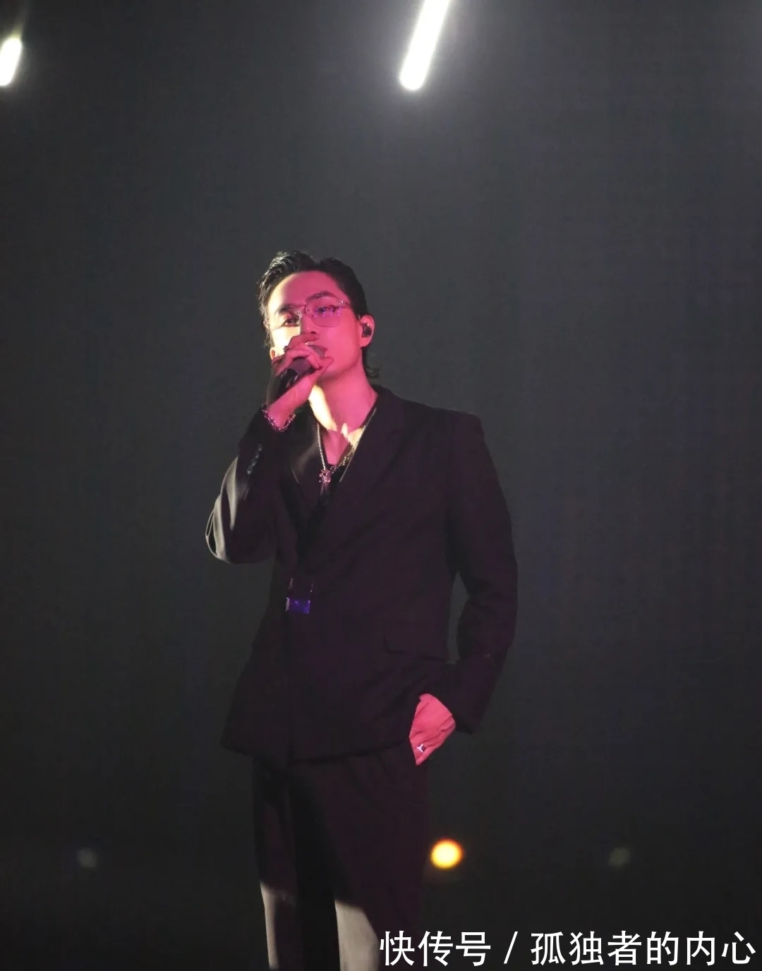 蘇感|爆火的“斯文敗類”風(fēng)怎么回事?網(wǎng)友紛紛被迷倒:我就喜歡壞的!