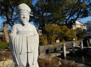 墓碑|日军进村屠杀村民，见到一块墓碑，上面写着3个字，立马下跪磕头