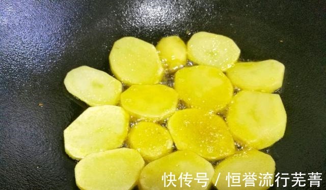 孩子|土豆这样做，孩子吃不够，不到2块钱就能做一大盘，太划算了！