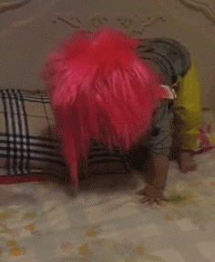 |搞笑GIF:太尴尬了 吓得我赶紧关上了门