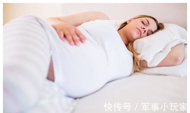 姿势|孕早、中、晚期该怎么睡？不同时期睡姿有变化，及时调整很重要