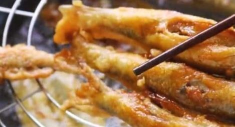 炸小鱼,直接用面粉就错了!大厨教你正确做法,外酥里嫩,不回潮
