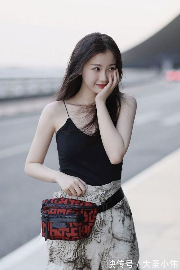 吊带|美女街拍:朴素大方的穿搭,也能展示你的好身材,还能凸显优雅的气质