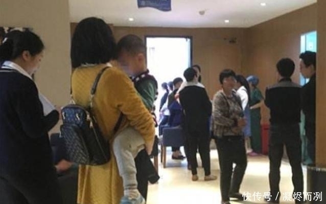 母亲|母亲带着孩子去看病，医生夸孩子长得俊，身旁的大爷偷偷报了警