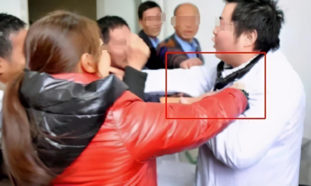 儿科医生|儿子高烧医院排队800多号,宝妈崩溃投诉,医生:自“作”自受