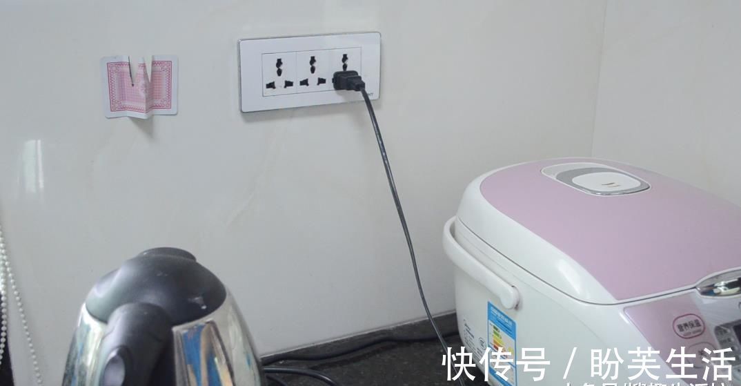 用旧的扑克牌别再扔了, 剪几刀, 粘在厨房里超实用, 人人见了都夸好