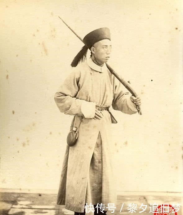 盔甲|晚清老照片女子穿全副盔甲 僧人地位如二品官员