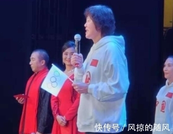 中国女排|郎平退休生活很滋润!烫头戴金项链,比年轻人还时髦,年轻了20岁