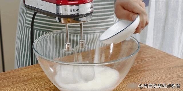 轻轻软软像在捏了朵云,一口下去奶香、醇苦、香甜、微酸