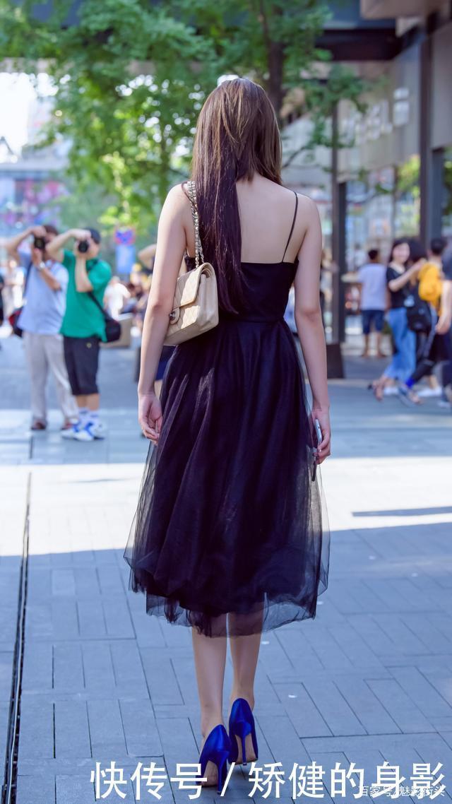 初秋时节穿吊带裙更有魅力，搭配宝蓝色尖头细跟鞋，高级又洋气