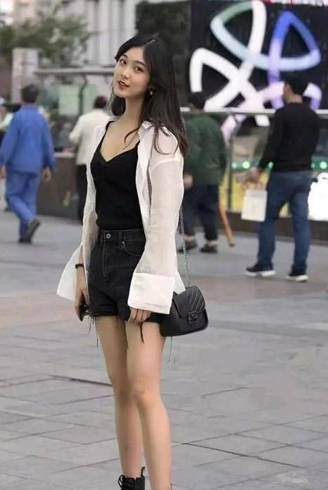 街拍：青春靓丽的美女姐姐，曼妙的身姿，走在街头想低调都很难