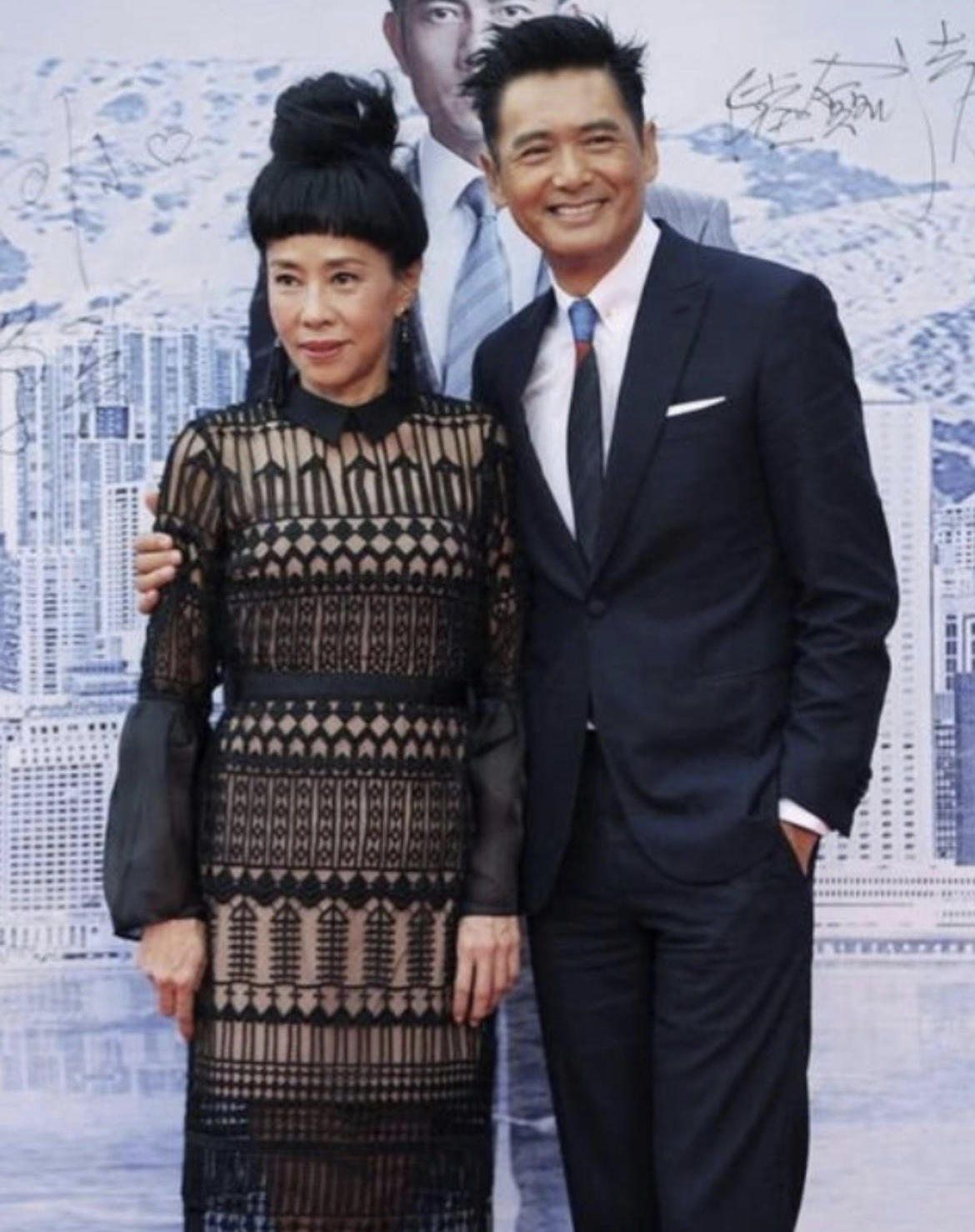 条纹|陈荟莲气质真好,穿红白条纹“睡衣”套装休闲大气,气场不输发哥