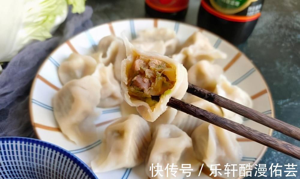 吃不完的饺子,最忌直接放冰箱,教你一招,饺子不开裂不破皮!