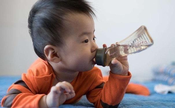 医生|孩子因喝水导致积食,儿科医生不要在3个时间段给娃喝水