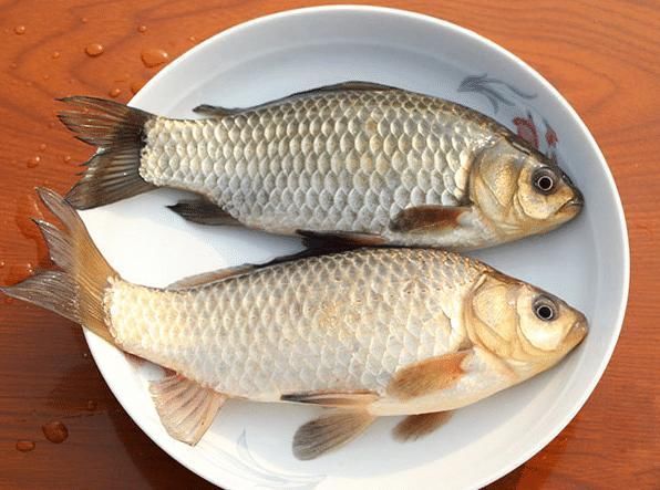 蒸鱼时,别直接放料酒和盐,大厨教你一招,鱼肉又鲜又嫩,还不腥